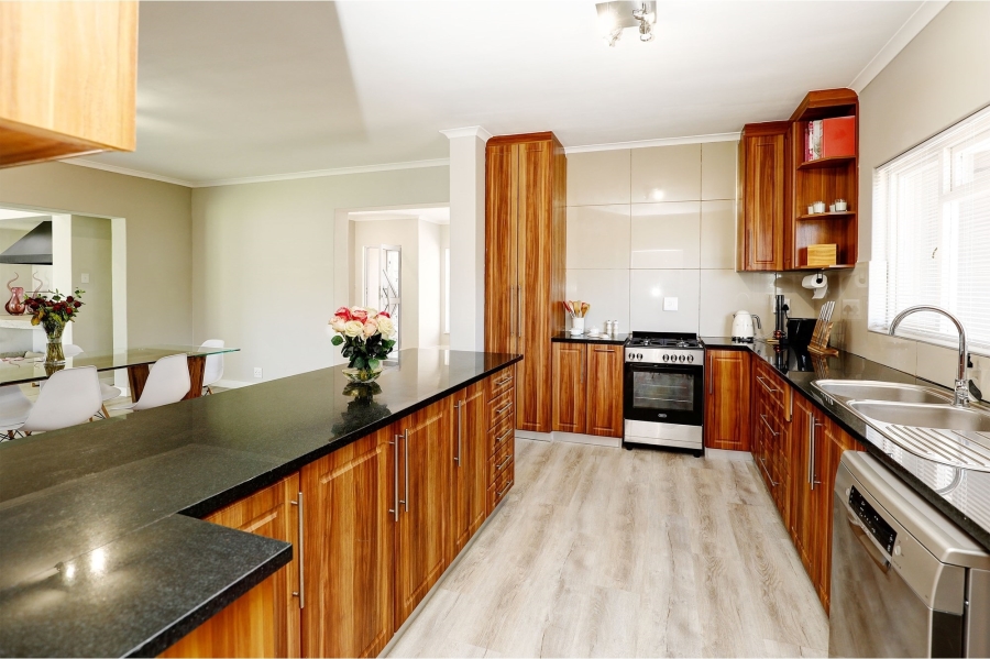 4 Bedroom Property for Sale in Schoongezicht Western Cape